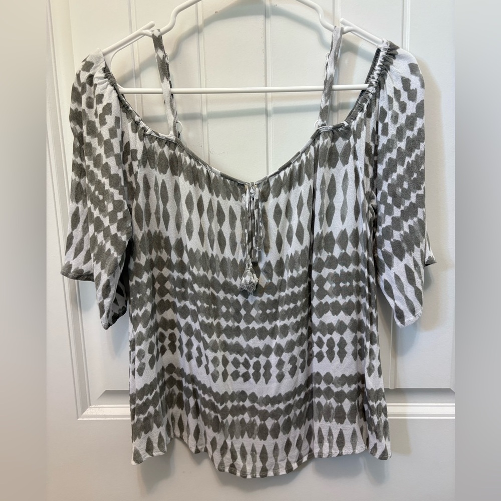 Tribal Jeans Gray Patterned Cold Shoulder Blouse. Woman’s Size XS.